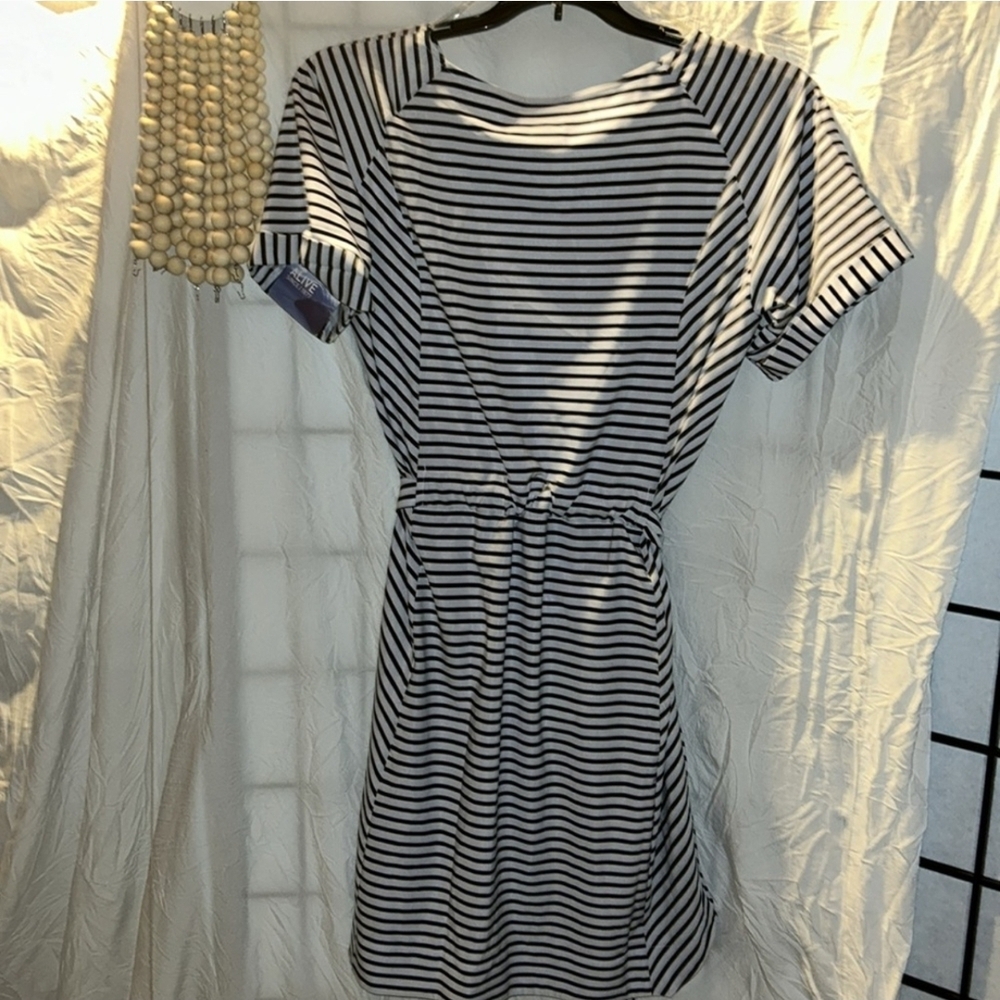 🖤🤍 Helly Hansen striped, belted dress 🖤🤍